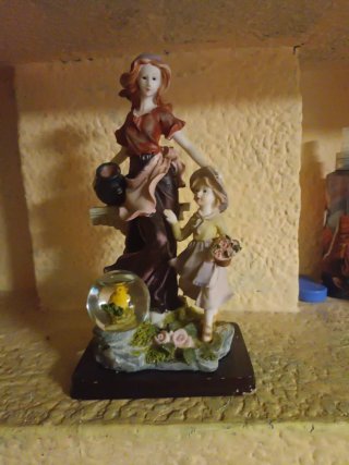 Figura antigua mujer y niña con globo