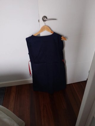 Vestido premamá MAG azul con cinturón rojo