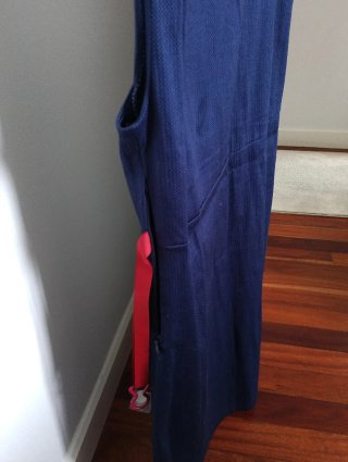 Vestido premamá MAG azul con cinturón rojo