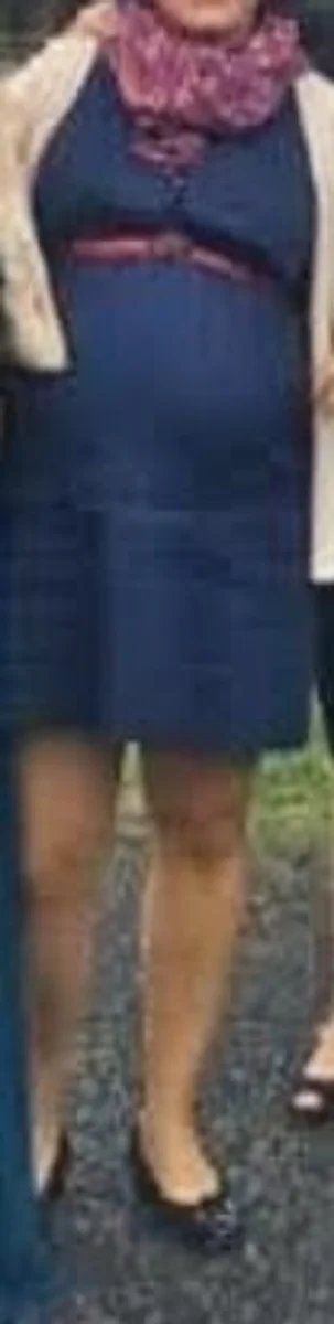 Vestido premamá MAG azul con cinturón rojo