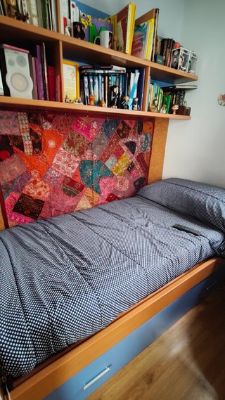 Habitación juvenil madera natural y colores