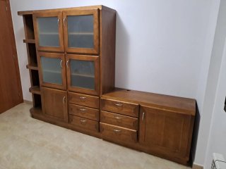 Mobile in legno con vetrine