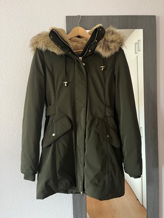 Abrigo Zara verde militar con capucha