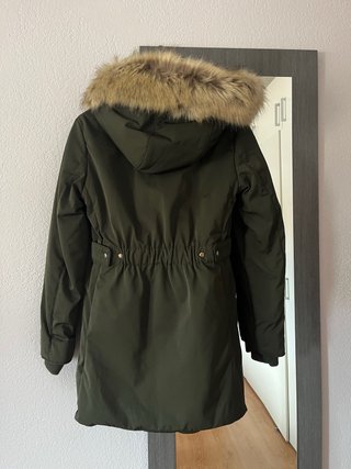 Abrigo Zara verde militar con capucha