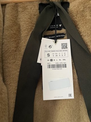 Abrigo Zara verde militar con capucha