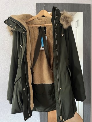 Abrigo Zara verde militar con capucha