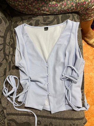 Top azul sin mangas con cordones