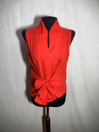 Blusa roja sin mangas cuello mao