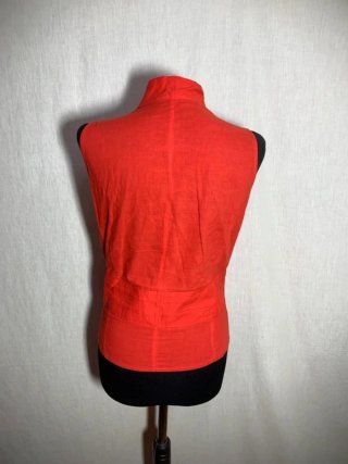Blusa roja sin mangas cuello mao