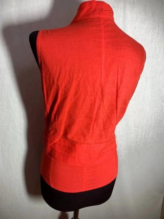 Blusa roja sin mangas cuello mao