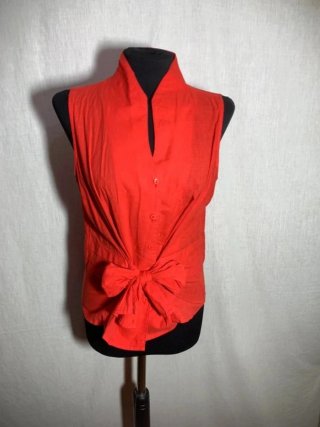 Blusa roja sin mangas cuello mao