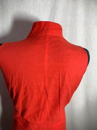 Blusa roja sin mangas cuello mao