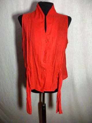 Blusa roja sin mangas cuello mao