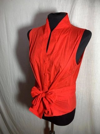 Blusa roja sin mangas cuello mao