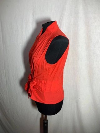 Blusa roja sin mangas cuello mao