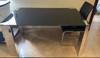 Mesa cristal y 4 sillas negras