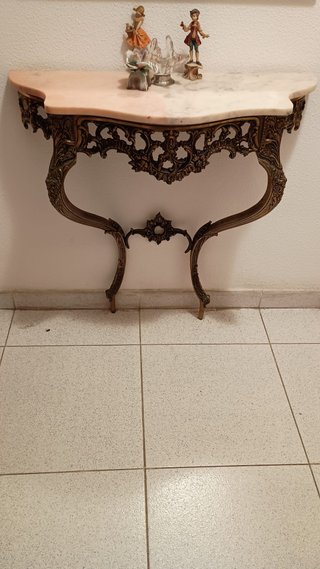 Consola antigua de pared
