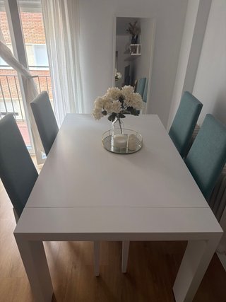 Mesa extensible blanca y 4 sillas