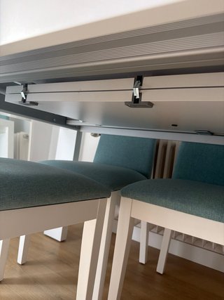 Mesa extensible blanca y 4 sillas