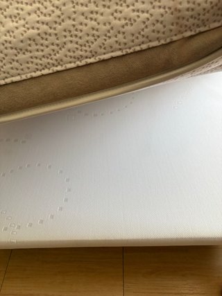 Cama matrimonio con colchón y base tapizada