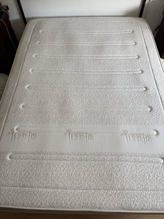 Cama matrimonio con colchón y base tapizada