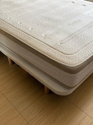 Cama matrimonio con colchón y base tapizada