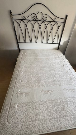 Cama matrimonio con colchón y base tapizada