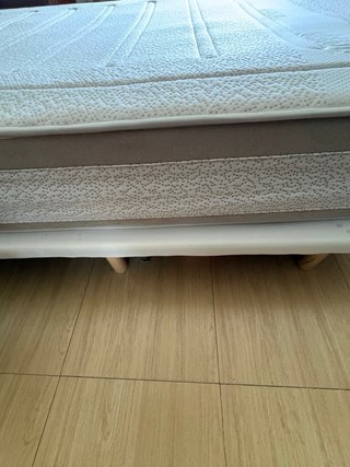 Cama matrimonio con colchón y base tapizada