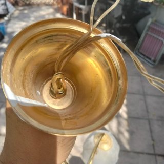 Lámpara colgante dorada y madera