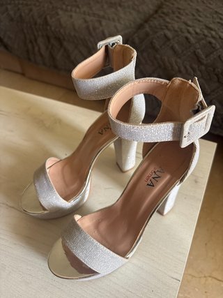 Zapatos de tacón plateados