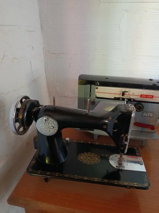 Máquina de coser Alfa Zig-Zag antigua
