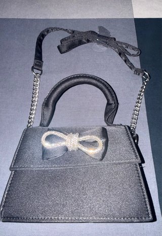 Bolso de fiesta negro con lazo de pedrería