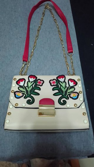 Bolso Stradivarius beige con flores