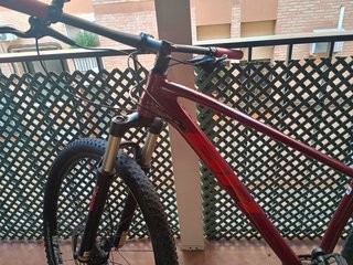 Bicicleta de montaña roja