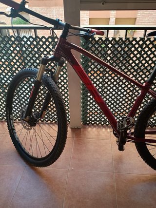 Bicicleta de montaña roja