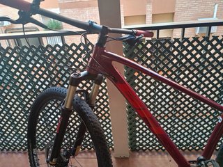 Bicicleta de montaña roja