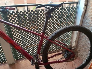 Bicicleta de montaña roja