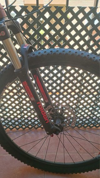 Bicicleta de montaña roja