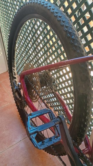 Bicicleta de montaña roja