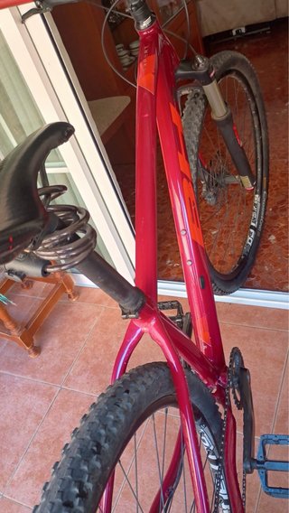 Bicicleta de montaña roja