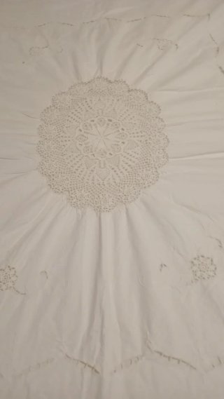 Colcha de tela con detalles de ganchillo