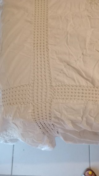 Colcha de tela con detalles de ganchillo
