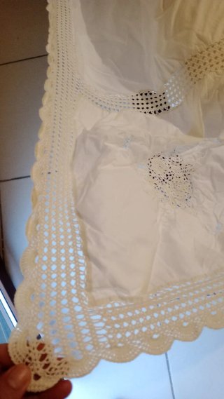 Colcha de tela con detalles de ganchillo