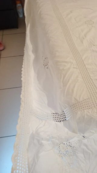 Colcha de tela con detalles de ganchillo
