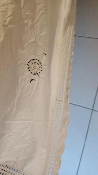 Colcha de tela con detalles de ganchillo