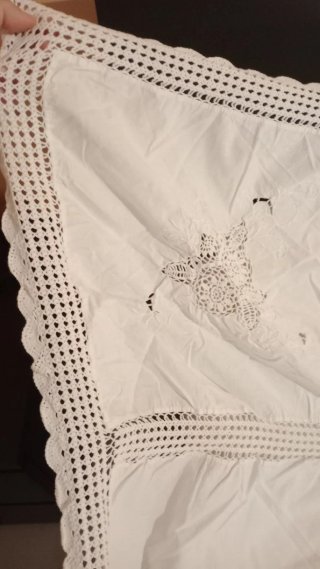 Colcha de tela con detalles de ganchillo