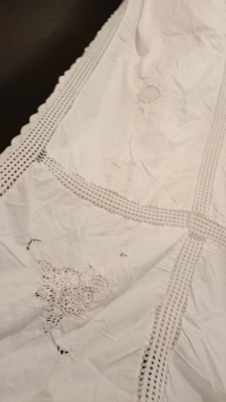 Colcha de tela con detalles de ganchillo