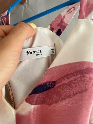 Vestido de fiesta floral con pedrería