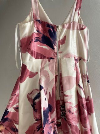 Vestido de fiesta floral con pedrería