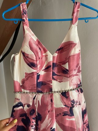 Vestido de fiesta floral con pedrería
